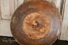 Lade das Bild in den Galerie-Viewer, Schwedische runde Holzschale.
