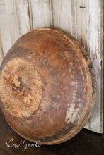 Lade das Bild in den Galerie-Viewer, Schwedische runde Holzschale.
