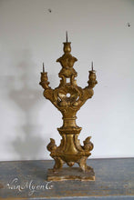 Lade das Bild in den Galerie-Viewer, Italiaanse houten kandelaar
