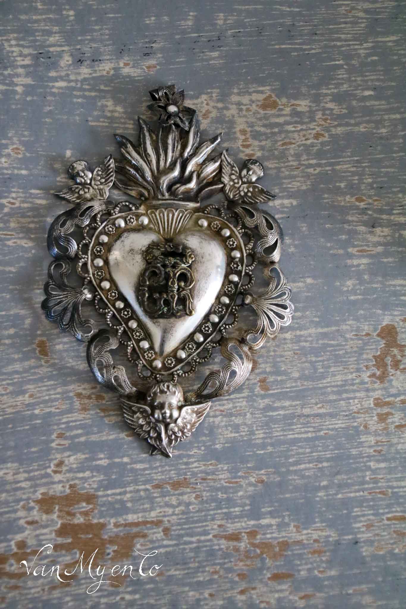 Zilveren ex voto hart met engelenhoofdjes