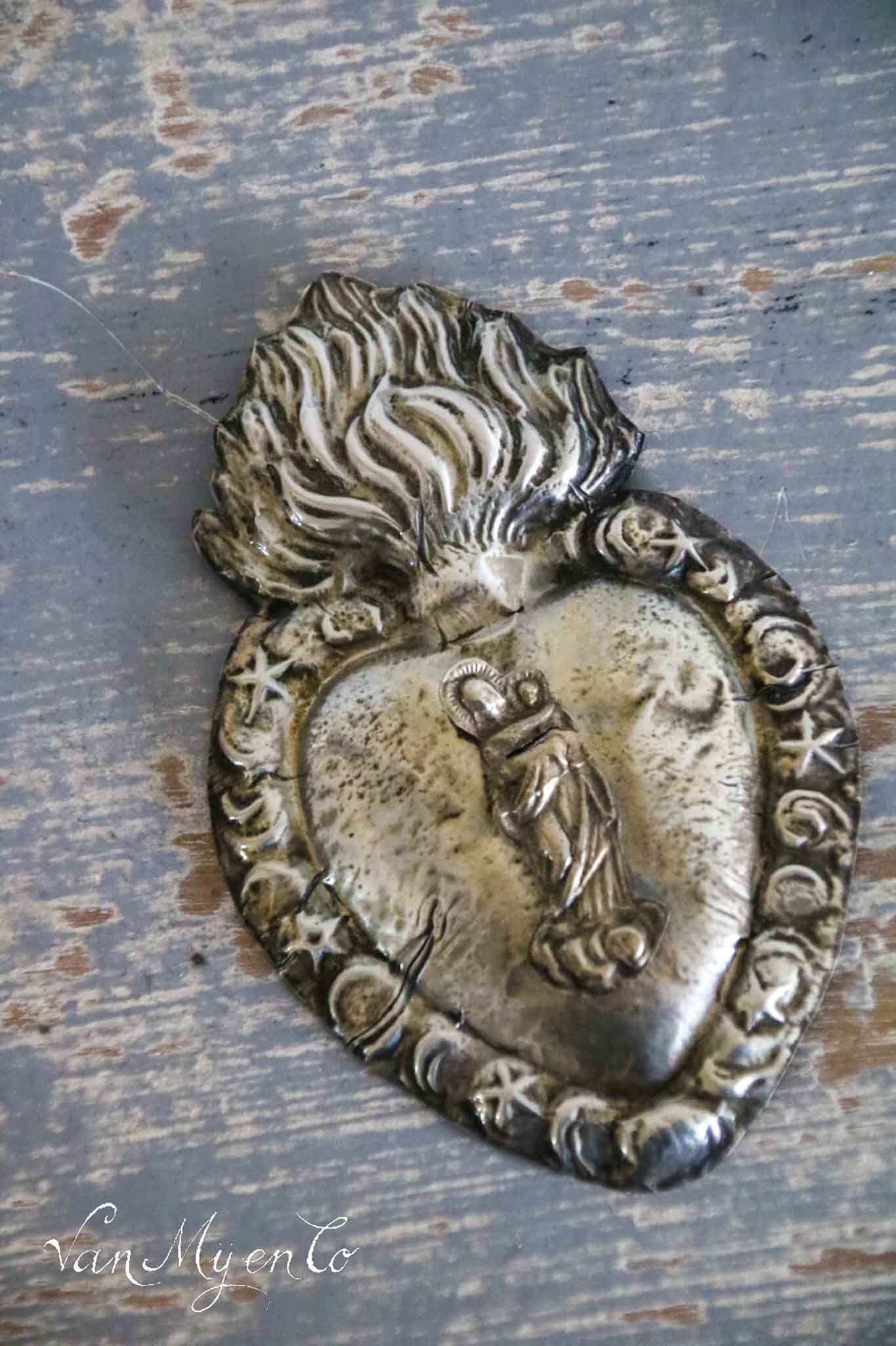 Zilveren ex voto hart met Maria en Jezuskind