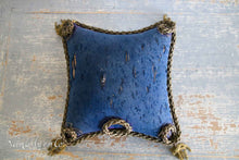 Afbeelding in Gallery-weergave laden, Antiek  Frans blauw bruidskussen
