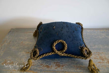 Afbeelding in Gallery-weergave laden, Antiek  Frans blauw bruidskussen
