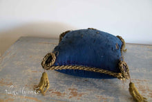 Afbeelding in Gallery-weergave laden, Antiek  Frans blauw bruidskussen
