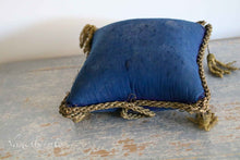Afbeelding in Gallery-weergave laden, Antiek  Frans blauw bruidskussen
