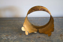 Afbeelding in Gallery-weergave laden, Antieke ´tole peinte´  kroon
