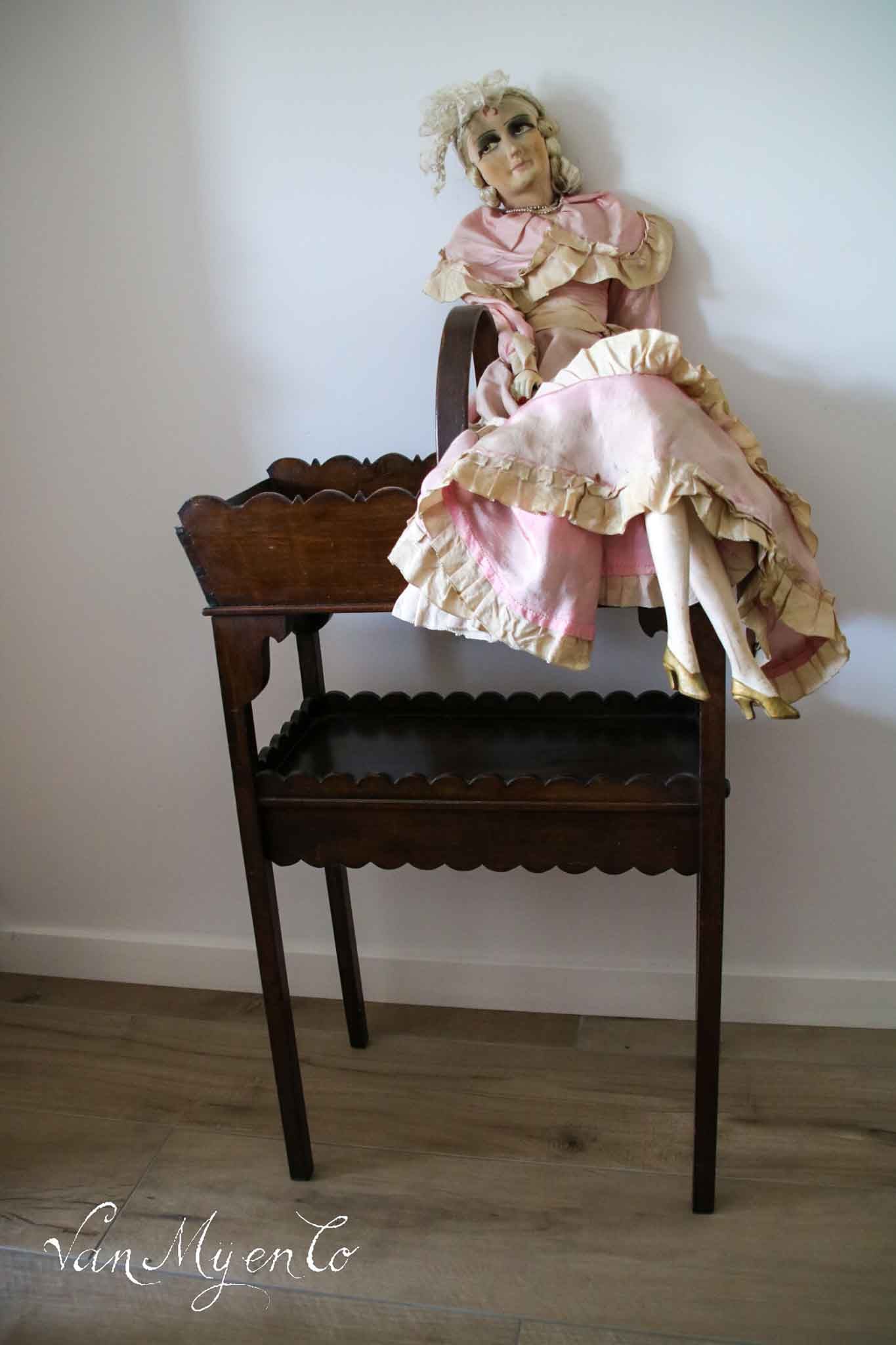 Houten mand op poten