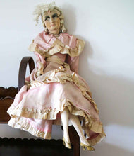Afbeelding in Gallery-weergave laden, Franse sofadoll in roze.
