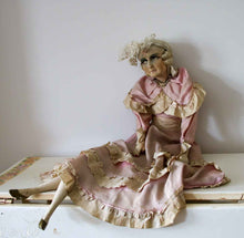 Afbeelding in Gallery-weergave laden, Franse sofadoll in roze.
