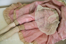 Afbeelding in Gallery-weergave laden, Franse sofadoll in roze.
