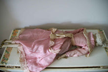 Afbeelding in Gallery-weergave laden, Franse sofadoll in roze.
