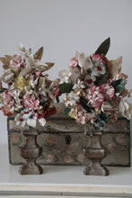 Afbeelding in Gallery-weergave laden, Altaarvaasjes met bloementakjes in kleur.
