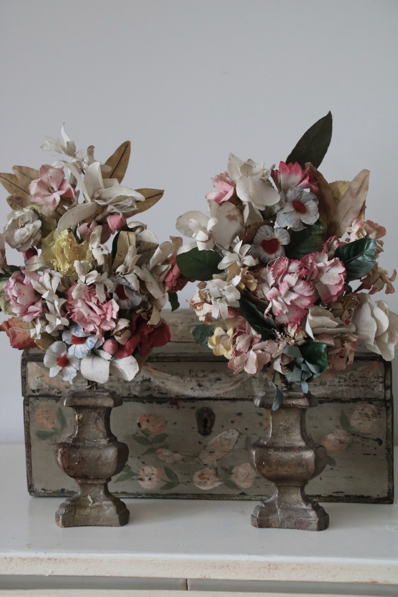 Altaarvaasjes met bloementakjes in kleur.