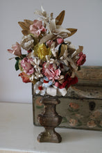 Afbeelding in Gallery-weergave laden, Altaarvaasjes met bloementakjes in kleur.
