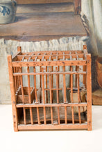 Afbeelding in Gallery-weergave laden, Klein houten kooitje
