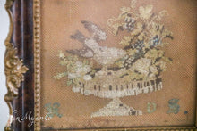 Afbeelding in Gallery-weergave laden, Miniatuurlijstje in petit point
