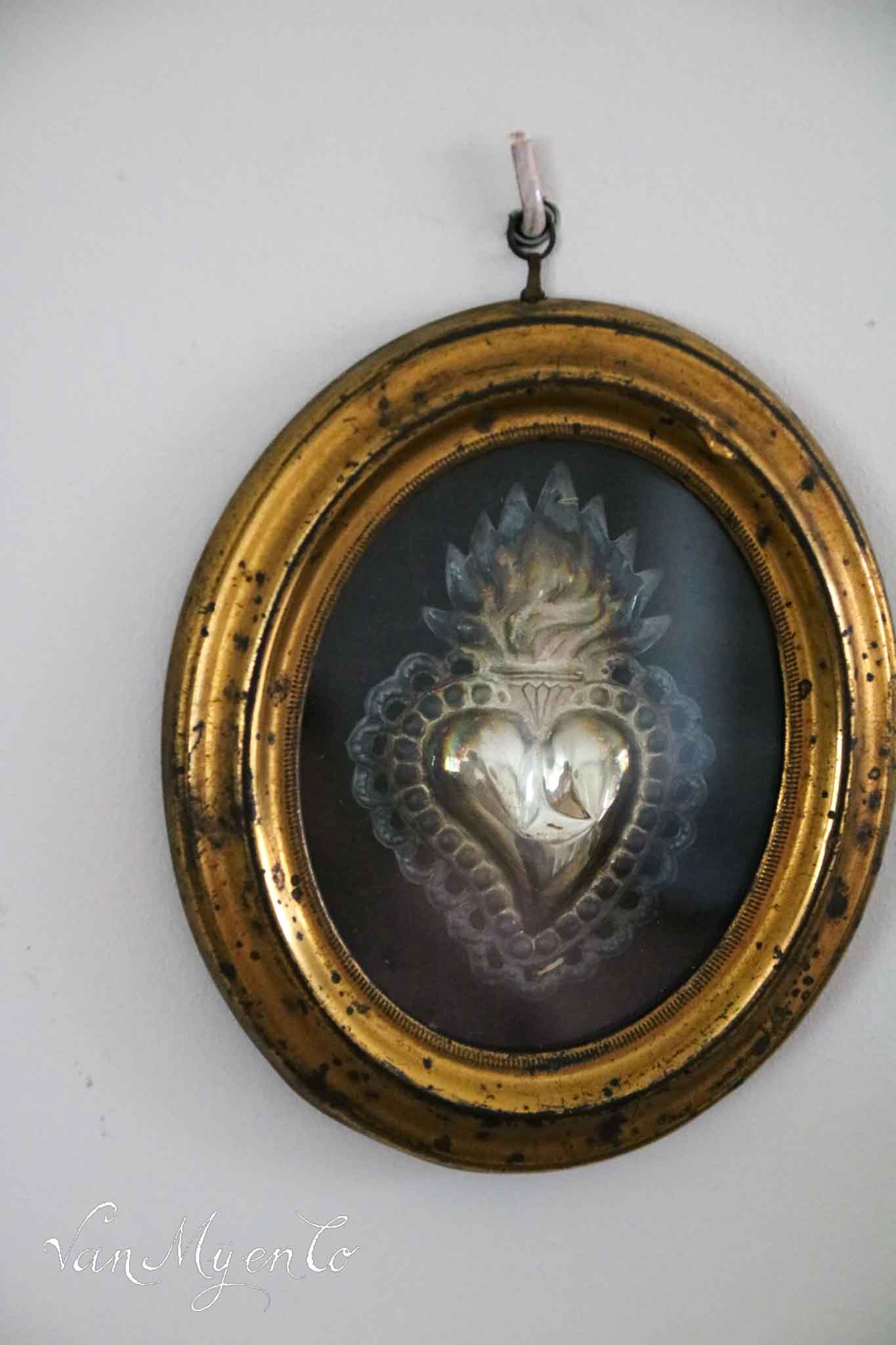 Zilveren ex voto hart in lijstje