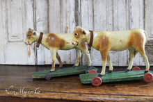 Afbeelding in Gallery-weergave laden, Houten stieren op wieltjes
