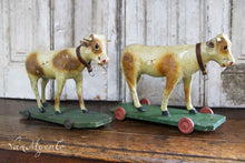 Afbeelding in Gallery-weergave laden, Houten stieren op wieltjes
