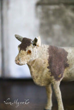Lade das Bild in den Galerie-Viewer, Pappmaché-Kuh mit Flockschicht
