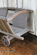 Afbeelding in Gallery-weergave laden, Antieke houten kar
