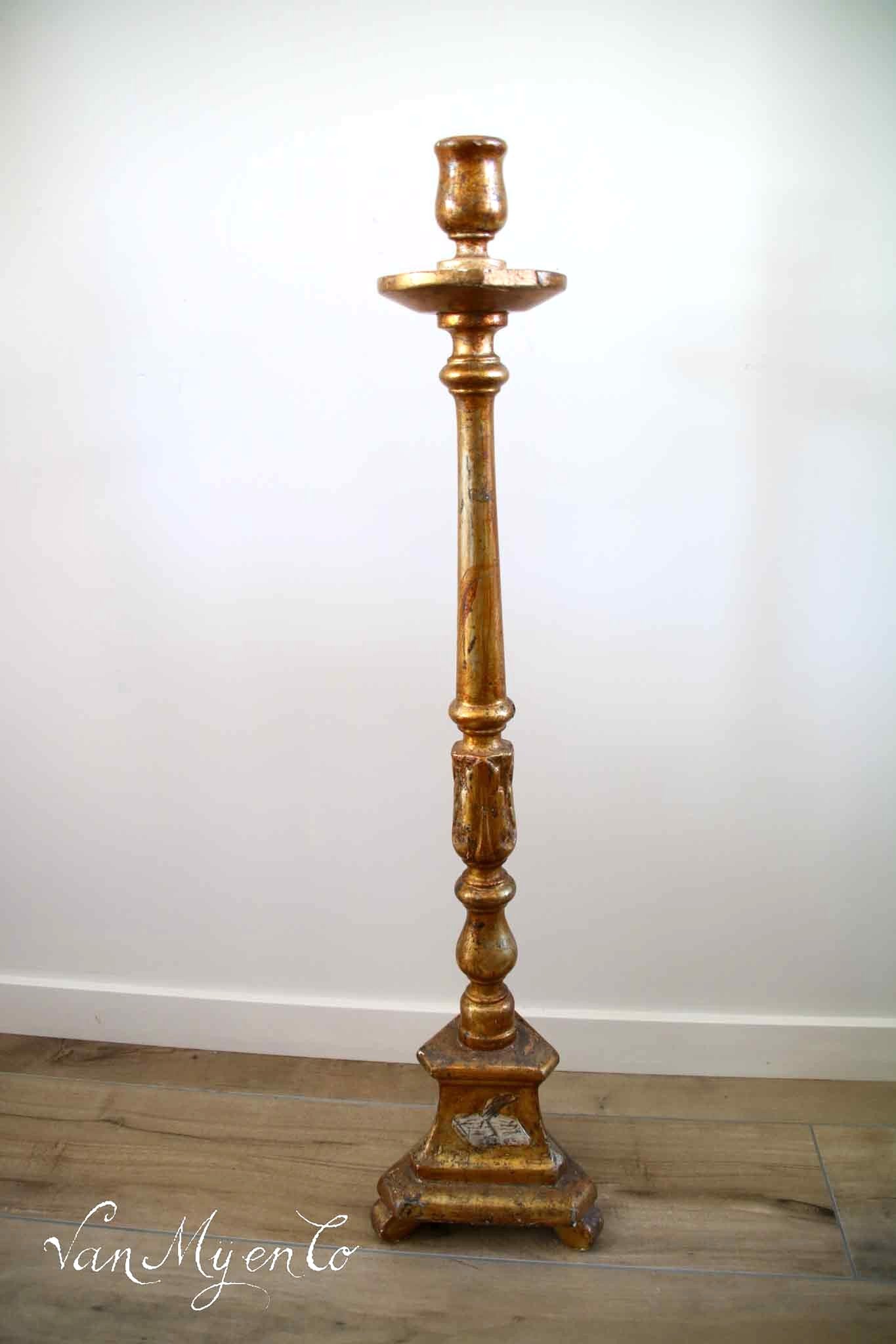 Großer Kerzenständer aus Goldholz