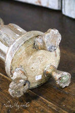 Lade das Bild in den Galerie-Viewer, Kerzenständer aus Holz in Blattsilber (8)
