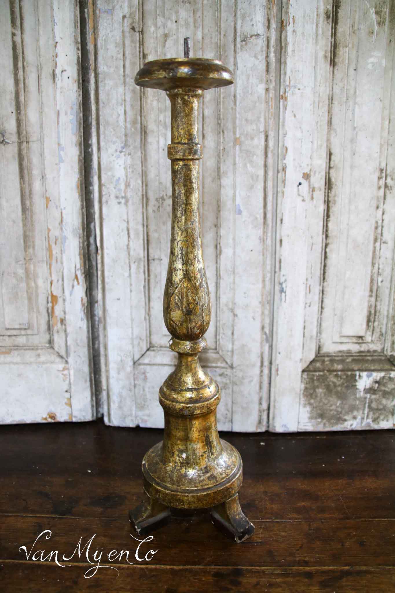 Runder Kerzenhalter aus Goldholz.(6)