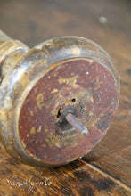 Lade das Bild in den Galerie-Viewer, Runder Kerzenhalter aus Goldholz.(6)
