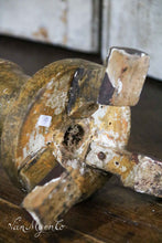 Lade das Bild in den Galerie-Viewer, Runder Kerzenhalter aus Goldholz.(6)
