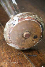 Lade das Bild in den Galerie-Viewer, Abgenutzter Kerzenständer aus Bois Doré (10)
