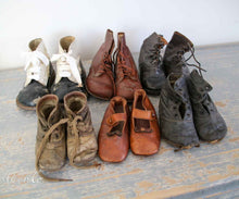 Lade das Bild in den Galerie-Viewer, Antike kleine Schuhe
