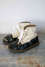Lade das Bild in den Galerie-Viewer, Antike kleine Schuhe
