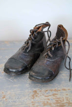 Lade das Bild in den Galerie-Viewer, Antike kleine Schuhe
