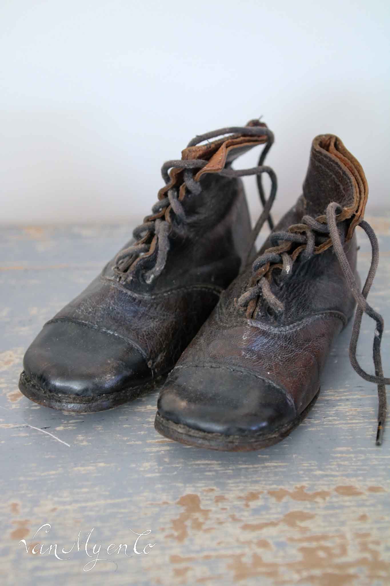 Antike kleine Schuhe