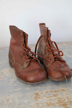 Lade das Bild in den Galerie-Viewer, Antike kleine Schuhe
