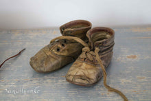 Lade das Bild in den Galerie-Viewer, Antike kleine Schuhe
