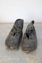 Lade das Bild in den Galerie-Viewer, Antike kleine Schuhe
