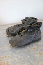 Lade das Bild in den Galerie-Viewer, Antike kleine Schuhe
