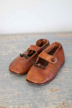 Lade das Bild in den Galerie-Viewer, Antike kleine Schuhe
