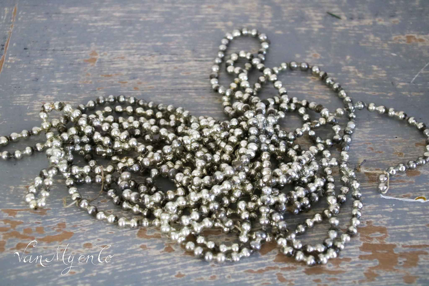 Glazen kerstboomketting met kleine kraaltjes