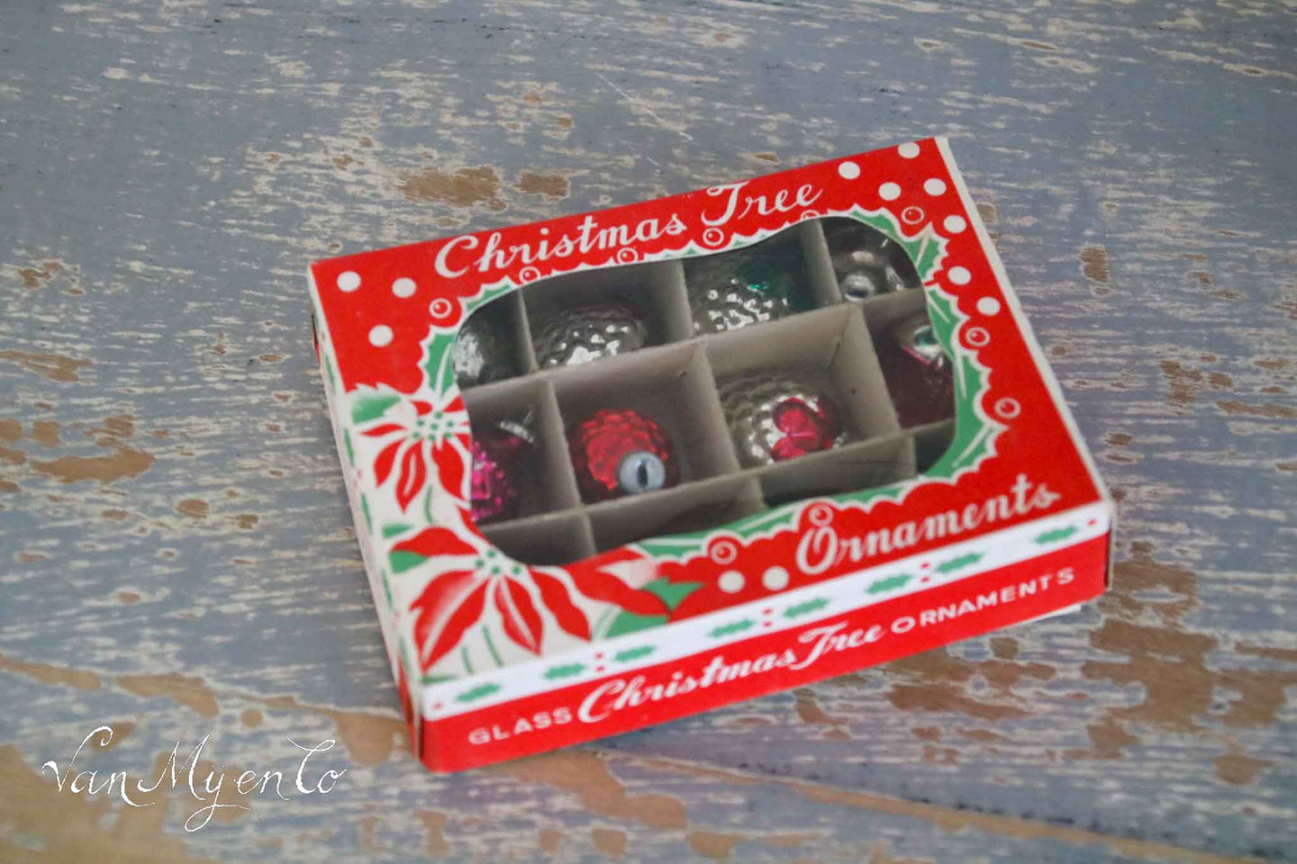 Doosje met kleine kerstballetjes.