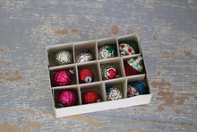 Lade das Bild in den Galerie-Viewer, Doosje met kleine kerstballetjes.
