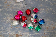 Lade das Bild in den Galerie-Viewer, Doosje met kleine kerstballetjes.
