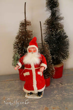Lade das Bild in den Galerie-Viewer, Kerstman candycontainer met vilten jas
