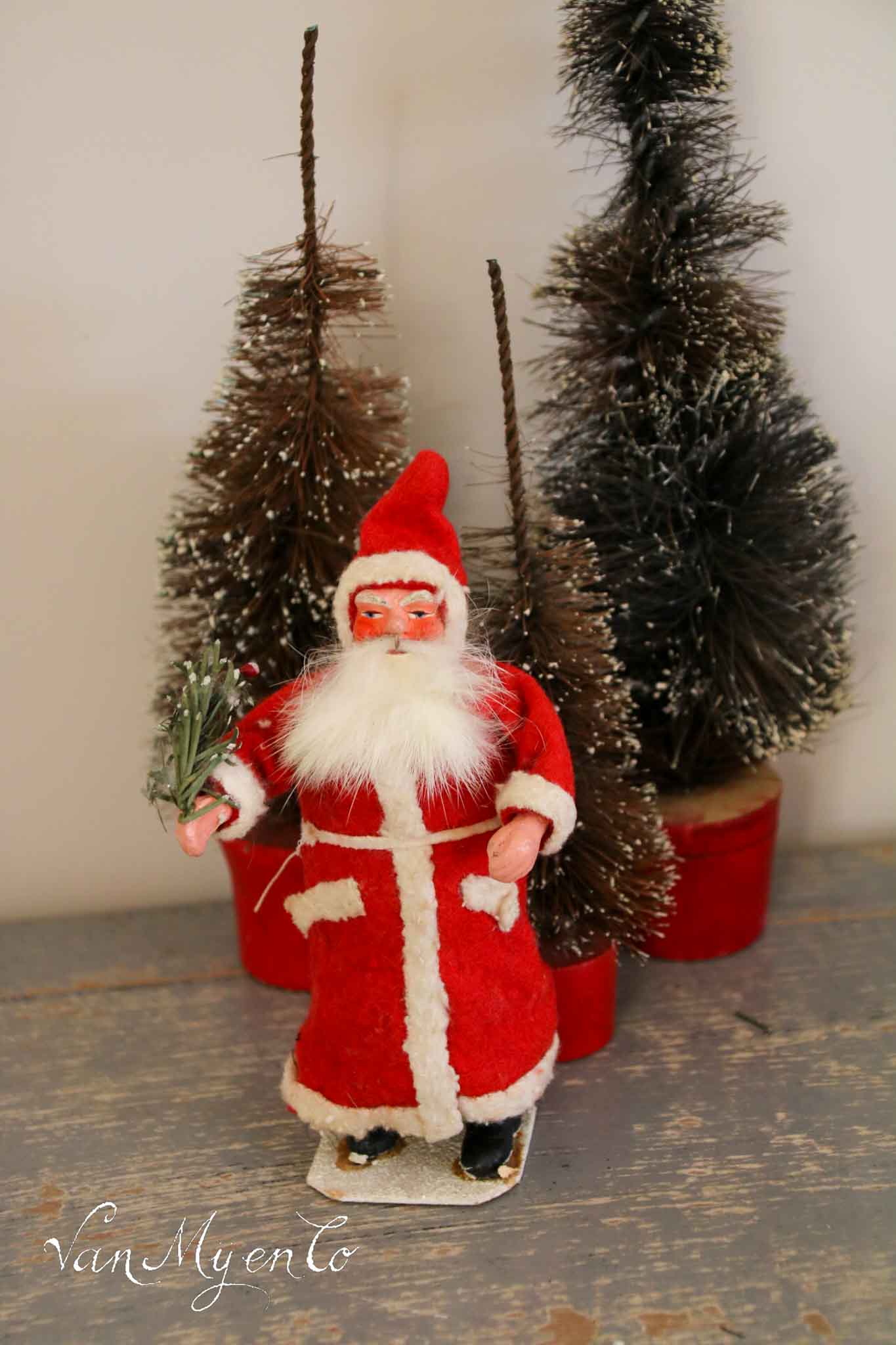 Kerstman candycontainer met vilten jas
