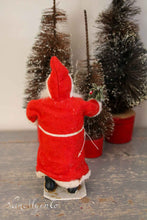 Lade das Bild in den Galerie-Viewer, Kerstman candycontainer met vilten jas
