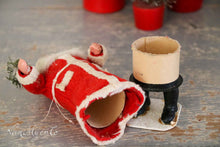 Lade das Bild in den Galerie-Viewer, Kerstman candycontainer met vilten jas
