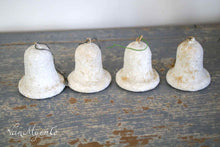 Afbeelding in Gallery-weergave laden, Witte wattenklokken
