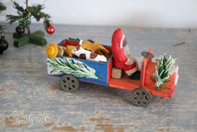 Afbeelding in Gallery-weergave laden, Kerstman in auto
